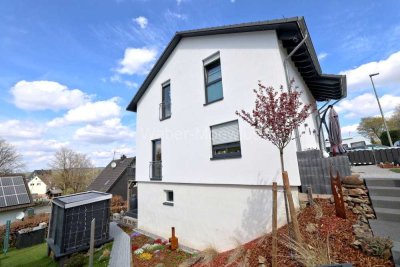 Freistehendes Einfamilienhaus mit Einliegerwohnung (KfW 55),  Garten, Garage und Photovoltaik-Anlage
