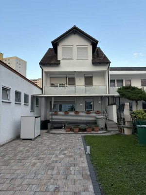 Modernes Reihenendhaus mit 7 Zimmern