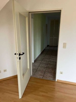 Wohnen über den Dächern: Helle 3-Zimmer-Dachgeschosswohnung mit Sonnenbalkon!