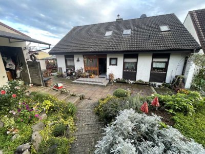 Zweifamilienhaus mit großzügigem Grundstück mit Baugenehmigung und Nebengebäuden zu Verkaufen!