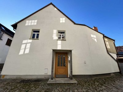 Zentrumsnah. Solide. Vielseitig. – Einfamilienhaus mit Hof, Garage & Ausbaureserve