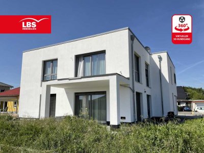 Freistehendes neuwertiges Zweifamilienhaus mit unverbaubarem Blick