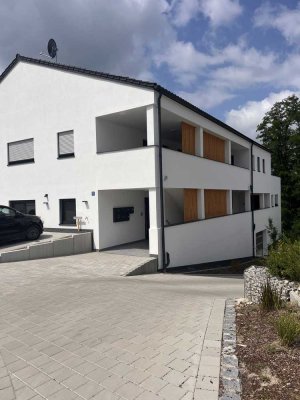 Neuwertige 3-Zimmer-Terrassenwohnung mit Balkon in Windorf