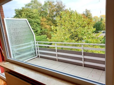 Komfortable, helle 2-Zimmer Wohnung mit Balkon zentral in Ahrensburg