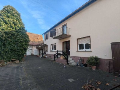 Vielseitiges Eigenheim mit großem Hof und Scheune