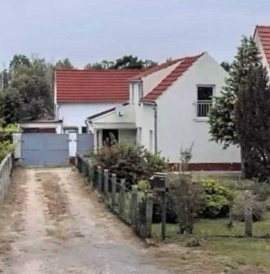 Freistehendes 4 Zimmer Einfamilienhaus mit großem Garten von 3785 qm2