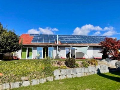 Sonnige Alleinlage, exklusiver Bungalow mit Bauernhausaltbestand als MFH mit über 9 ha Grund