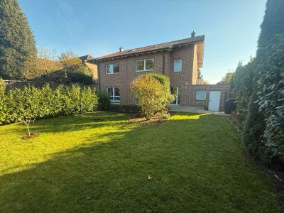Moderne Doppelhaushälfte mit zwei großzügigen Familienwohnungen – mit Garten, Balkon und Garage