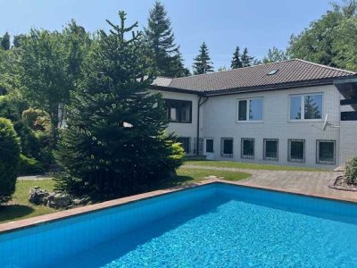 Repräsentative Villa mit unverbaubarer Fernsicht über die Rheinebene in Neuleiningen