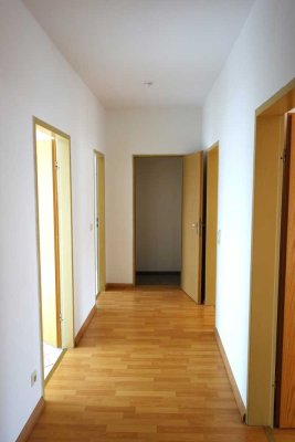 Provisionsfrei:Geräumige 2-Zi-Wohnung mit Wohnküche hohen Decken.BEZUGSFREI AB SOFORT