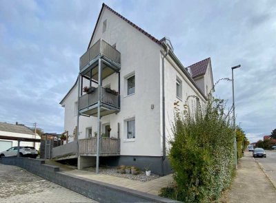 Komfortabel und modern: Erdgeschosswohnung mit eigener Terrasse und Carport -  bezugsfrei!