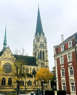 Blick auf die Kreuzkirche mit großer Terrasse und Balkon