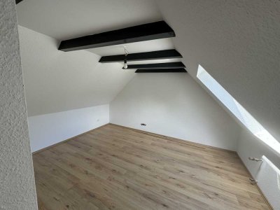 2-Zimmer-Dachgeschosswohnung – saniert, mit Einbauküche & Klimagerät