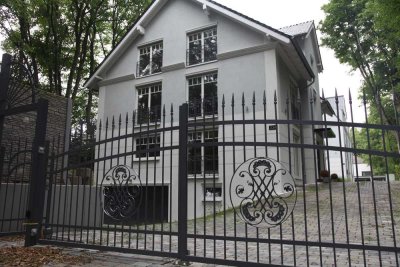 Stilvolle, 3,5-Zimmer-DG-Wohnung mit Balkon und Einbauküche in Düsseldorf