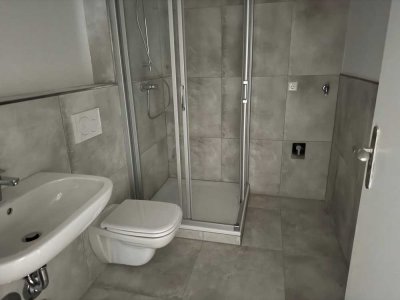TOP! Schöne 2 Zimmer-Wohnung mit neuem Bad, Balkon und Einbauküche!