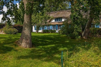 Reetdachanwesen auf großem, parkähnlichem Naturgrundstück in Alleinlage.
