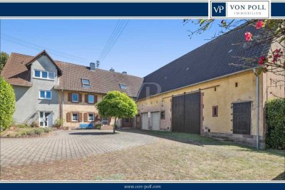 Ehemaliger Bauernhof mit großem Wohnhaus, vielseitigen Nebengebäuden und großzügigem Grundstück