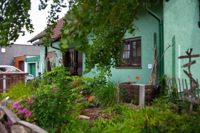 Einzigartig wohnen: Einladendes Mehrfamilienhaus mit individuellem Stil