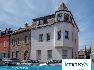 Solides Zweifamilienhaus, perfekt geschnitten, mit Balkon, Terrasse und 217 m² Wohnfläche