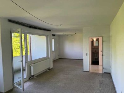 Helle & gut aufgeteilte große 3-Zimmerwohnung mit Balkon, EBK und Blick ins Grüne