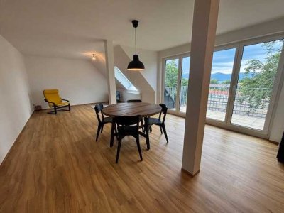 Neu ausgebaute Dachgeschosswohnung mit Sicht auf Bodensee und die Berge