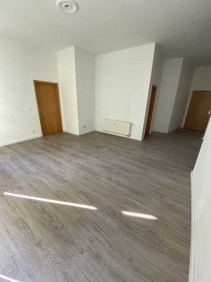 Vollständig renovierte Wohnung mit drei Zimmern sowie Balkon und EBK in Magdeburg