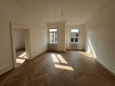 Große Altbauwohnung mit Balkon in Weststadt-Bestlage - Erstbezug nach umfassender Sanierung