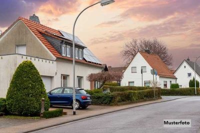 Doppelhaushälfte nebst Garten und Carport