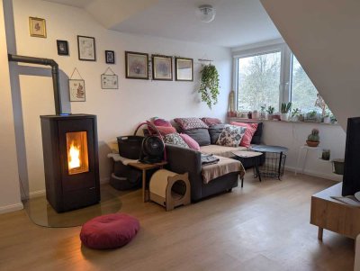 *Provisionsfrei* Grüne Aussicht, viel Platz - Dachgeschosswohnung mit EBK, Stellplatz und Loggia
