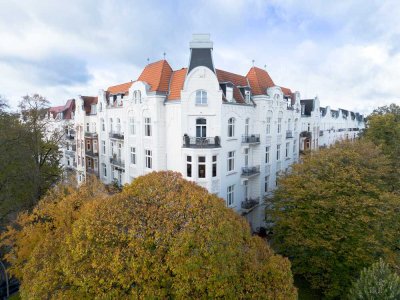 Traumhafte 2 - 3 Zimmer Altbau-Wohnung mit schönen Stilelementen in bester Lage von Harvestehude!