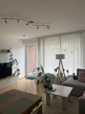 Schöne helle und ruhige renovierte 2-Zimmer-Wohnung mit  Süd-Loggia, Vollbad und EBK in Lübeck