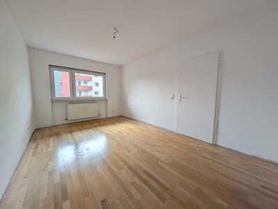 Sehr schöne, frisch renovierte 2-Zimmer-Wohnung mit Balkon, EBK und neuem Bad in Hanau-Kesselstadt