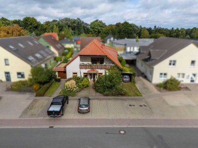 Bezugsfreies Zweifamilienhaus: Große Immobilie zur freien Gestaltung mit sehr guter Grundlage