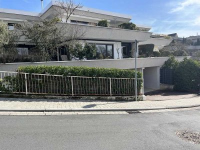Barrierearme und vollständig renovierte 2,5-Zimmer-Wohnung mit großer Terrasse in Friedrichsdorf