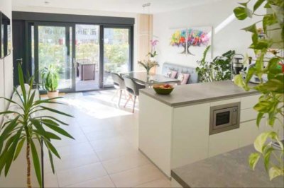 Modernes Wohnen auf drei Ebenen – Stilvolles Townhouse in Grafenberg