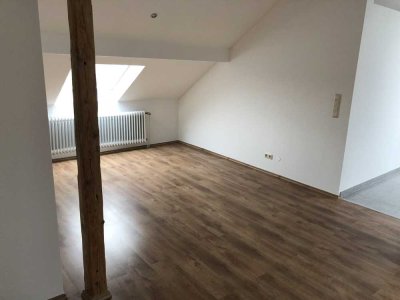 Sehr schöne Dachstudio Wohnung mit offenem Küchenbereich, zentral gelegen