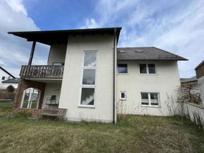 Geräumiges Zweifamilienhaus mit Südbalkon, Garage und schönem Garten!