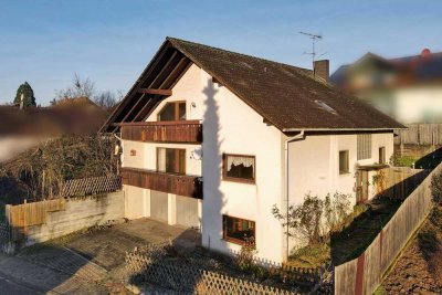 Massives, sanierungsbedürftiges Zweifamilienhaus mit 192 qm Wohnfläche in ruhiger Wohnlage