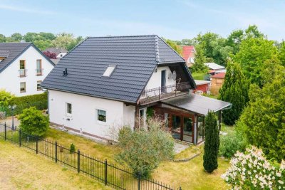 Mit Einbauküche, Wintergarten, Kamin, Balkon, Carport usw.: Einfamilienhaus: Bahnhofsnah in Rehfelde