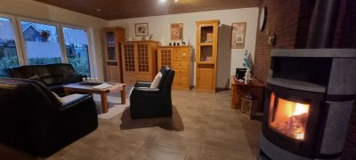 Immobilie mit mehreren Wohnbereichen in Friedeburg - Neues Carport und neue Heizung