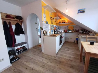 Attraktive 2-Zimmer-Dachgeschosswohnung mit großem Balkon und EBK in Augsburg Haunstetten