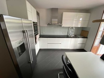Schöne renovierte Altbauwohnung mit überdachten Balkon und Einbauküche