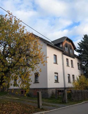 Mehrfamilienhaus mit großem Grundstück, Nebengebäuden & Ausblick – zentral in Tirpersdorf (Vogtland)