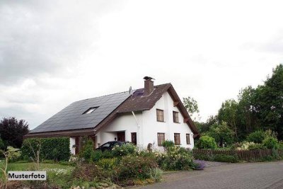 Einfamilienhaus mit Nebengebäude im Rohbau