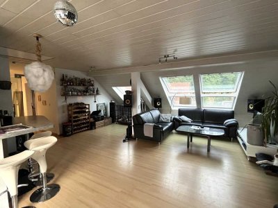 4- Zimmer Wohnung, großes Bad und Panoramafenster