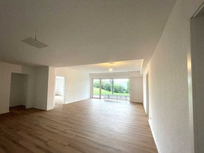 Erstbezug nach Sanierung: Großzügige Vierzimmerwohnung mit eigenem Garten in Cleeberg