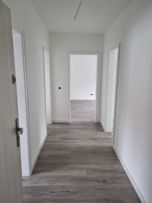Ansprechende und vollständig renovierte 3-Zimmer-Wohnung mit Balkon in Hannover