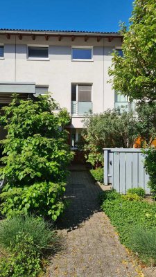 Energieeffizientes Reihenmittelhaus mit großer Dachterrasse und Garten in zentraler Lage