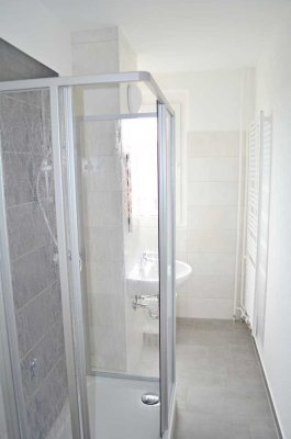 2-Raum-Wohnung mit Dusche, Balkon, PKW-Stellplatz! Bezug sofort möglich!