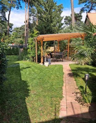 Einladender Bungalow mit weitläufigem Grundstück und hochwertiger Ausstattung.